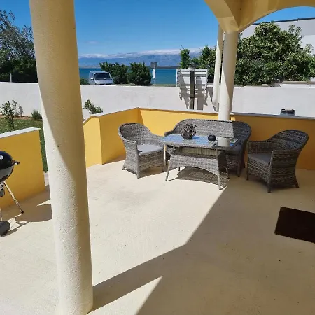 Sea Side Apartment *